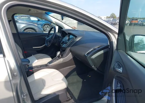 2016 Ford Focus Titanium z USA, uszkodzony, nr VIN 1FADP3N22GL205374